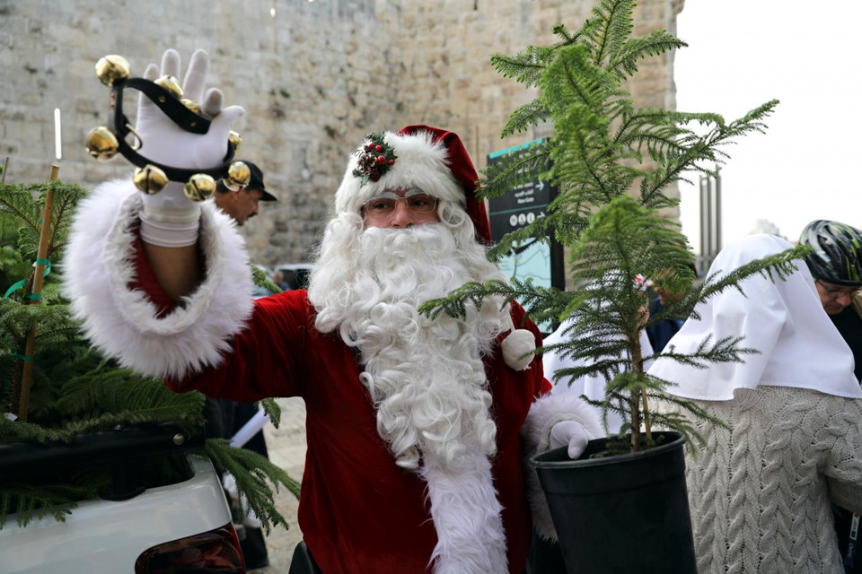 Ông già Noel khuấy động chảo lửa Jerusalem trước Giáng sinh